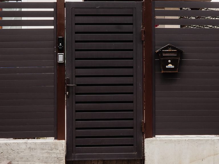 What is a standard side gate size? Standard gate size in feet